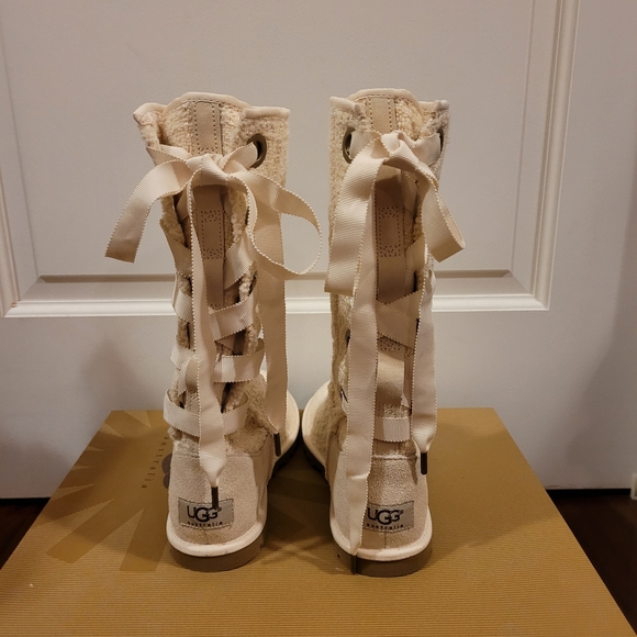 NWOT Ugg Australia Heirloom knit cream lace up boots, Size 7 - Picture 4 of 6